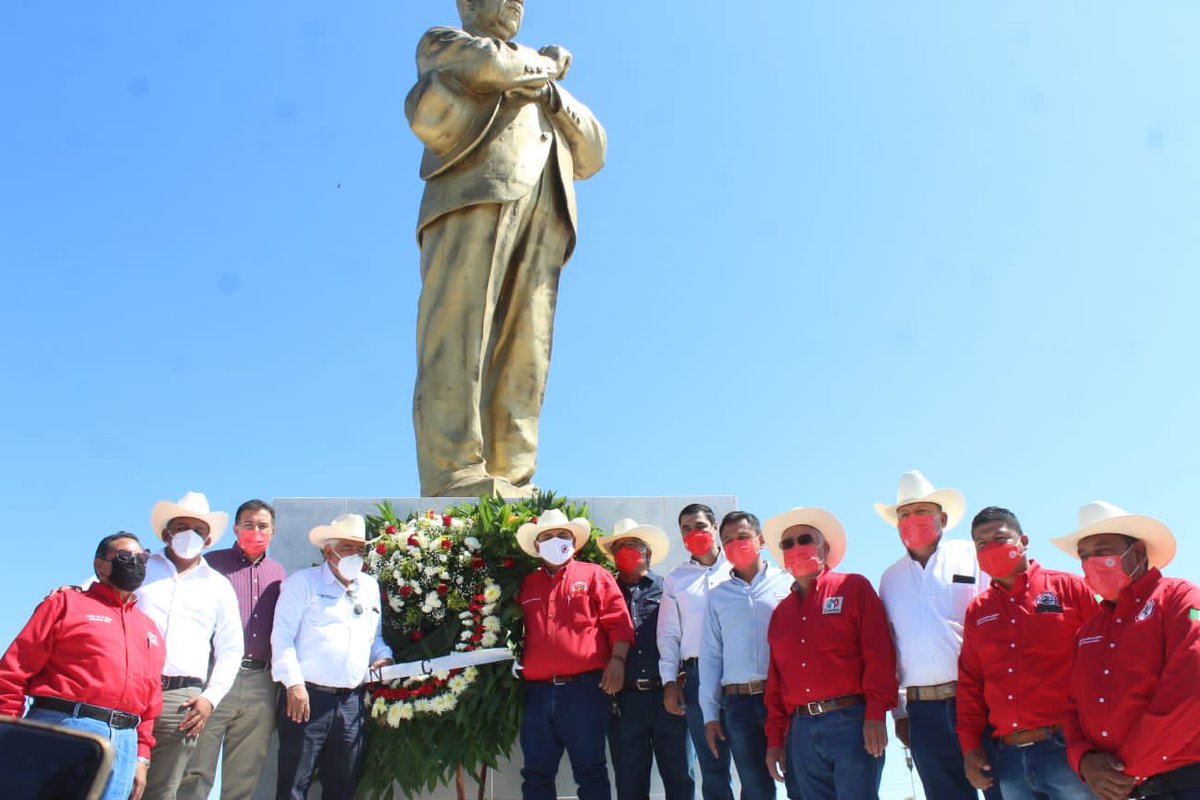 En el 85 aniversario del reparto agrario en la Laguna,hecho por el Gral.Lázaro Cárdenas del Río.
⁦<a href="/mrikelme/">Miguel Riquelme</a>⁩ ⁦<a href="/alitomorenoc/">Alejandro Moreno</a>⁩ ⁦<a href="/rigofuentes/">RodRigo Fuentes Ávila</a>⁩ ⁦<a href="/hernandezderas/">Ismael Hernández</a>⁩
⁦⁦<a href="/RUIZSP/">DAVID RUIZ</a>⁩ ⁦<a href="/CNCCoahuila/">CNC Coahuila</a>⁩