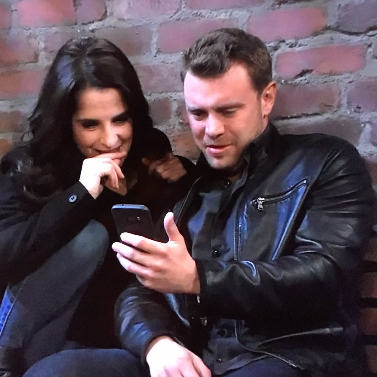 christy041499's tweet photo. Sam didn’t love Drew😆Even after they divorced she couldn’t keep her hands off him🔥hell she was practically in his his lap🔥🔥and that smile on her face..don’t recall that around ....nm😏#BillyMiler #KellyMonaco #KillyDidItBetter #KillyDeservedBetter https://t.co/Dt3yjHbjb0