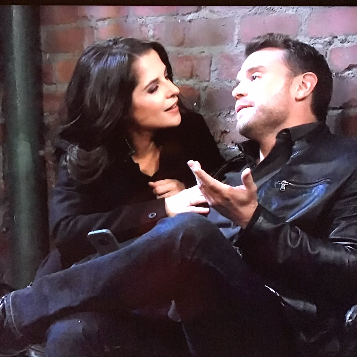 christy041499's tweet photo. Sam didn’t love Drew😆Even after they divorced she couldn’t keep her hands off him🔥hell she was practically in his his lap🔥🔥and that smile on her face..don’t recall that around ....nm😏#BillyMiler #KellyMonaco #KillyDidItBetter #KillyDeservedBetter https://t.co/Dt3yjHbjb0