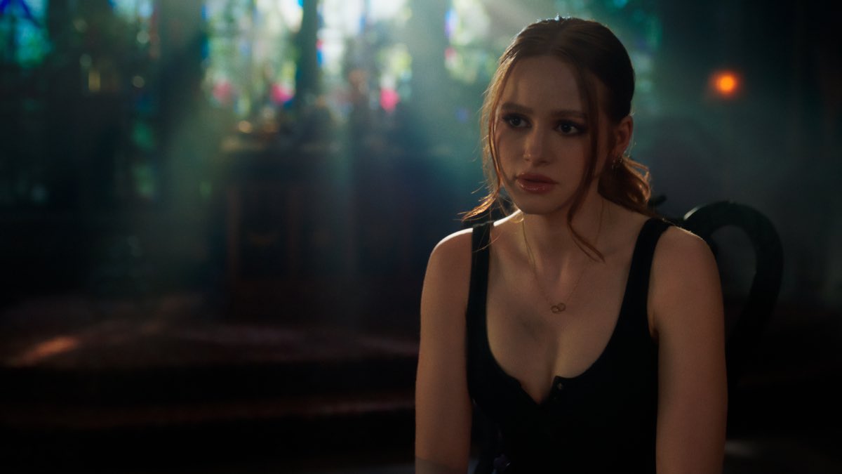 CWRiverdaleNews's tweet photo. The season finale of #Riverdale is on NOW, East Coast!
Stream for free tomorrow on @TheCW App.
#Chapter95 #RiverdaleRIP https://t.co/svpDL119mi