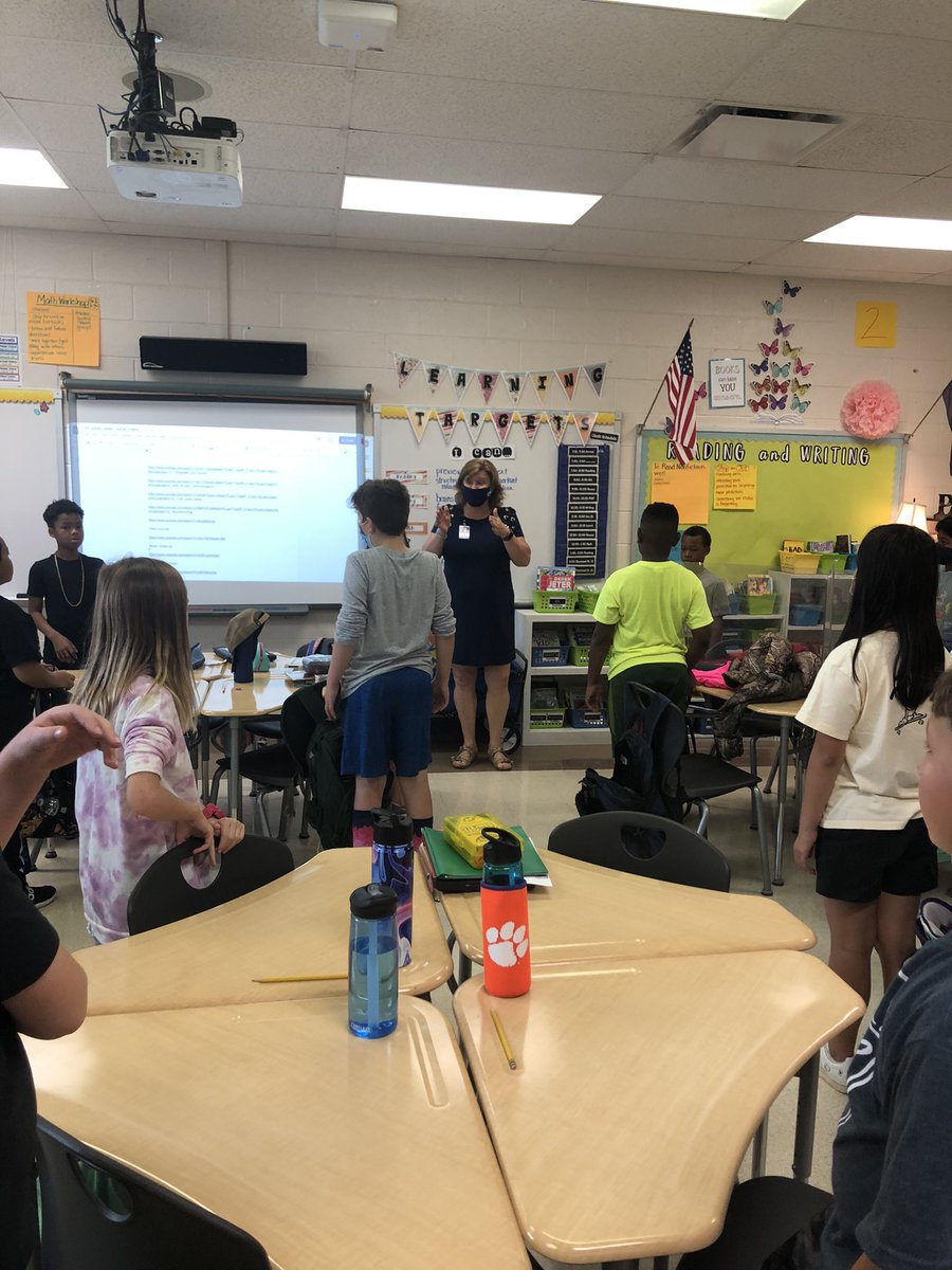 hcurrent4th's tweet photo. The district career specialist came and talked to our 4th graders. They enjoyed learning about the different types of jobs and doing a survey to see what type of job they might be most interested in. Thank you Ms. Moore for coming in! @Midway_Mustangs https://t.co/GC77SRmZKl