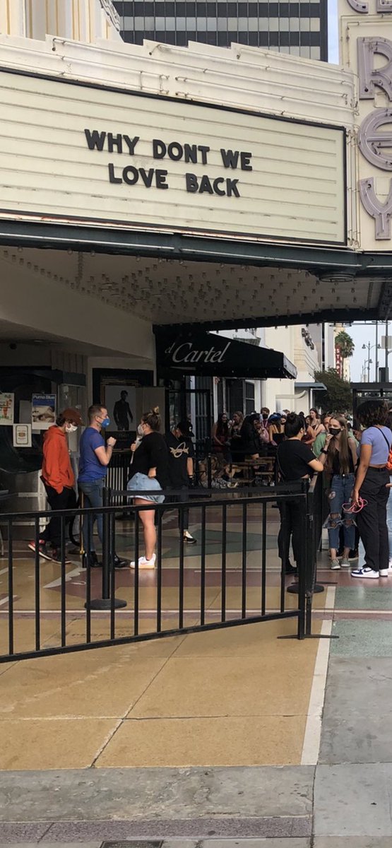 It’s starting to crowded outside the show. The venue will begin letting people in soon! (10/6) #giveloveback 

©️seaveyscamboys