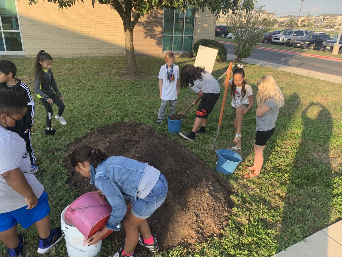 DesireeOlmos2's tweet photo. ⁦@FEScomal⁩ Planting our Fall garden! https://t.co/oBGRctNASC