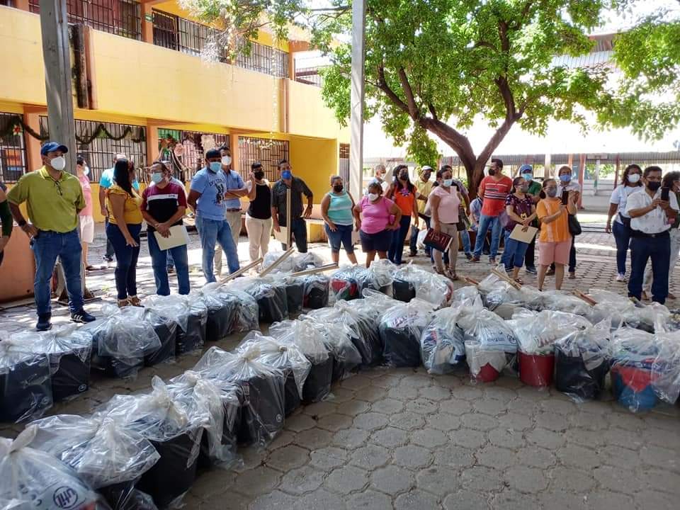 Se entregaron cubrebocas y material de limpieza para primarias y secundarias de la zona escolar 04 del puerto de Acapulco, con la finalidad de contribuir a la protección de los alumnos que regresarán a clases presenciales.