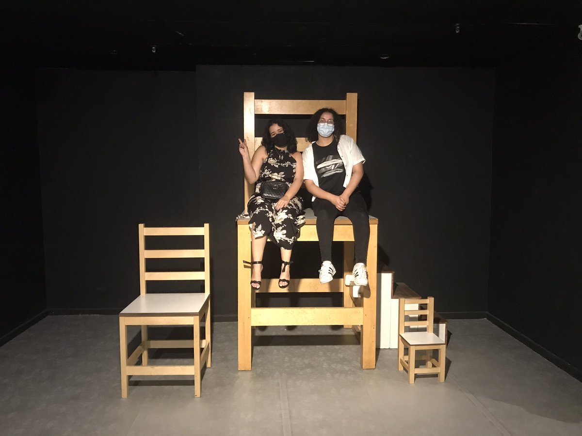 florencspugh's tweet photo. eu &amp; ela no museu de ilusão visual e é sobre isso, roles aleatório demais https://t.co/xnbazAcJnD