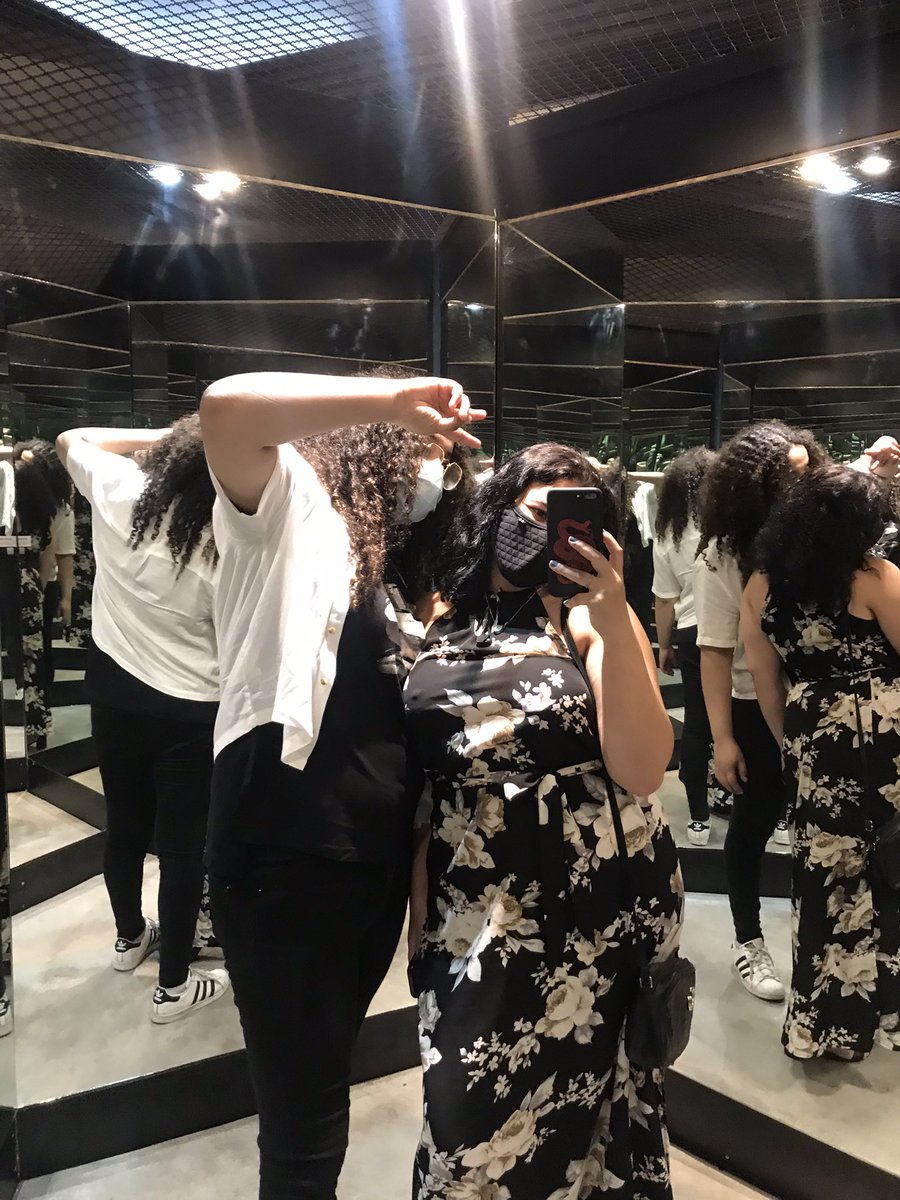 florencspugh's tweet photo. eu &amp; ela no museu de ilusão visual e é sobre isso, roles aleatório demais https://t.co/xnbazAcJnD