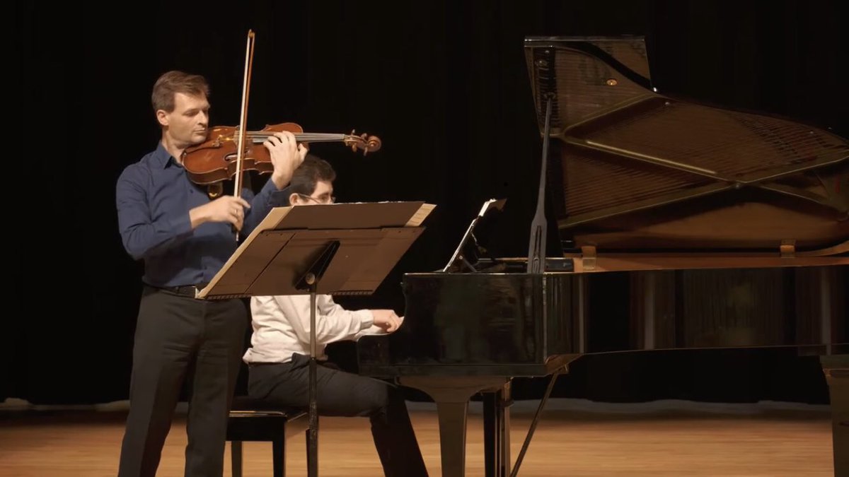 Performing the world premiere of “Contrapose” by composer <a href="/OsnatNetzer/">Osnat Netzer</a> in Chicago at the <a href="/EarTaxiFestival/">Ear Taxi Festival</a>. With pianist <a href="/MDelfinMusic/">Michael Delfin</a> at the <a href="/kehreincentercs/">Kehrein Center for the Arts</a>. 

Thank you for writing and dedicating a incredible piece to me, Osnat. Here’s to many more performances! 
#music #viola