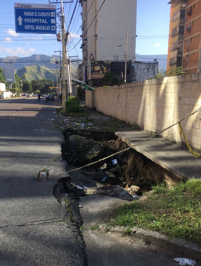 InformacionVias's tweet photo. ⚠️⚠️⚠️ #InformacionVial (06/10) #Aragua Enorme cráter en la Avenida Sucre de #Marcay en dirección hacía el Hospital a la altura de la Urbanización San Isidro. Tenga precaución ya que es una falla importante. Info: @PepeClavijoA #6Oct https://t.co/VDqKRfKGeY
