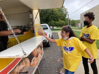 MarkTwainDPSCD's tweet image. Our friends @detminidonut making Mark Twain's  #CountDay celebration extra special! #RiseUpWithDPSCD #Donuts