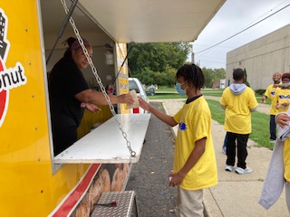 MarkTwainDPSCD's tweet image. Our friends @detminidonut making Mark Twain's  #CountDay celebration extra special! #RiseUpWithDPSCD #Donuts