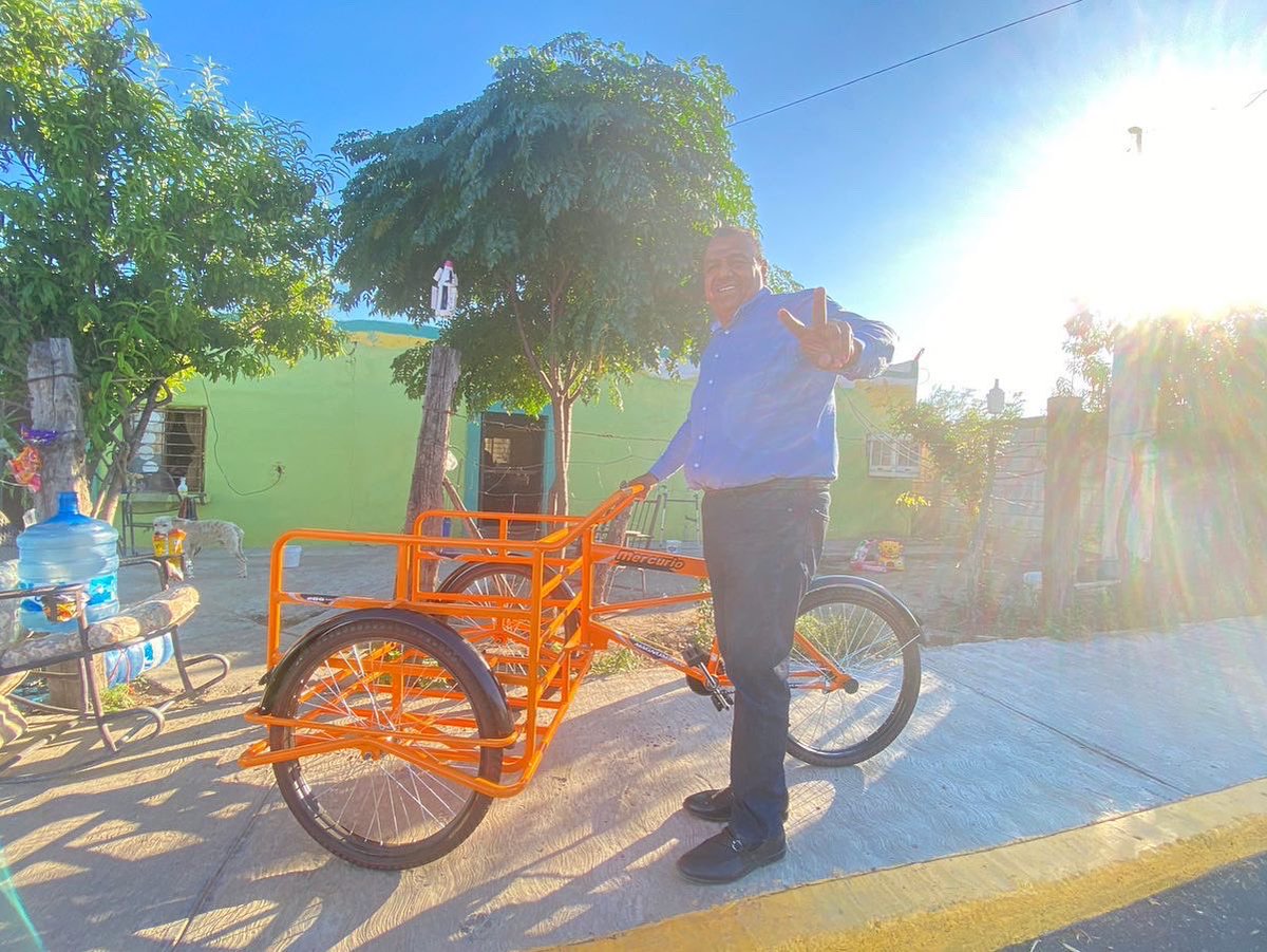 licoquintanilla's tweet photo. Les comparto que el día de hoy entregamos un triciclo a mi amiga Martina, quien se verá beneficiada para poder vender sus productos con mayor rapidez y comodidad.
Me da una gran satisfacción poder ayudar a impulsar la economía de las familias de mi municipio.
#ProgresoFuerte https://t.co/oOd9veCtdc