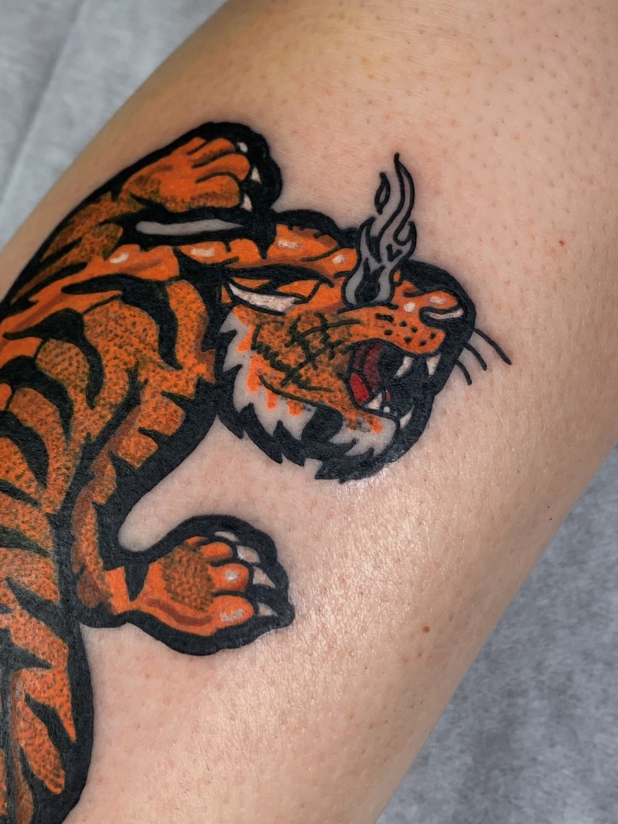 vadevagarinho's tweet photo. Hoje rolou esse tigrinho aq 
Façam mais tattoos coloridas por favor https://t.co/Xepa95UO4G