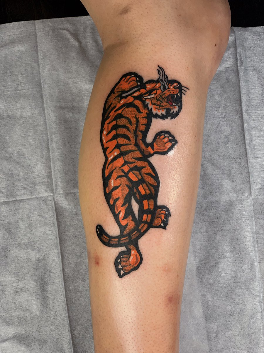 vadevagarinho's tweet photo. Hoje rolou esse tigrinho aq 
Façam mais tattoos coloridas por favor https://t.co/Xepa95UO4G