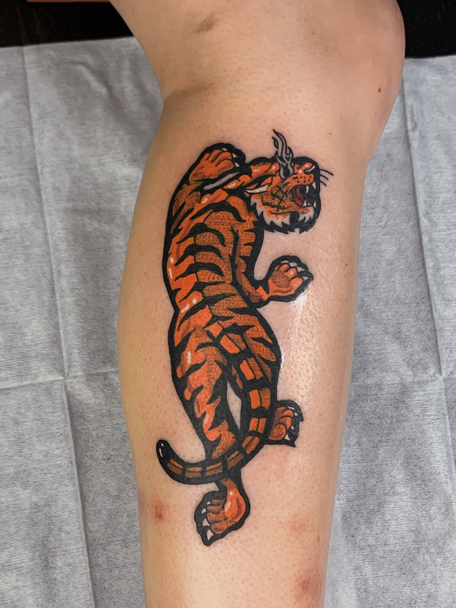 vadevagarinho's tweet photo. Hoje rolou esse tigrinho aq 
Façam mais tattoos coloridas por favor https://t.co/Xepa95UO4G