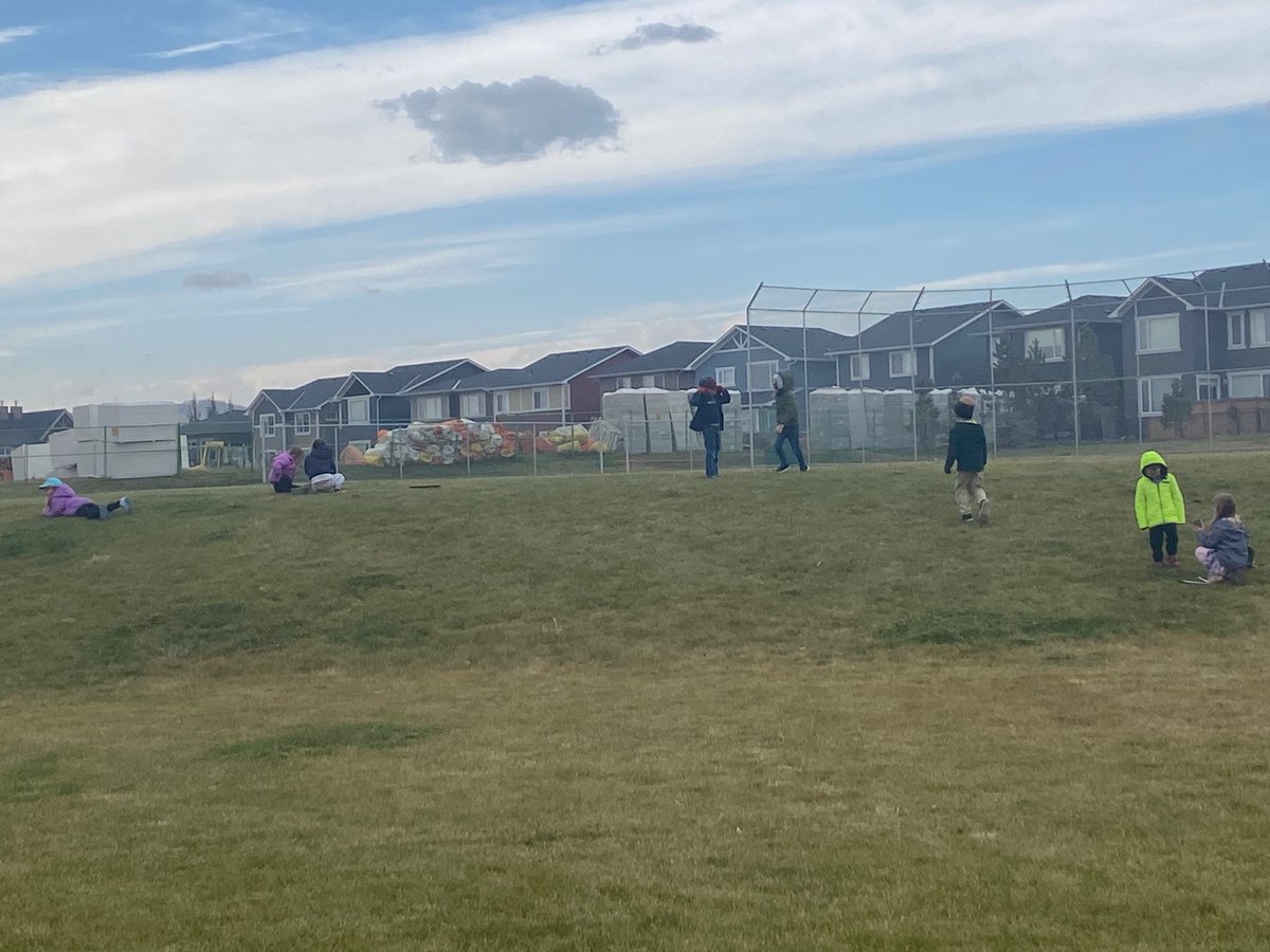 encounterwonder's tweet image. Today we took Free Exploration outside! #exploringfall #playoutside #rvsed #Kindergarten #rvsed @FiresideRVS