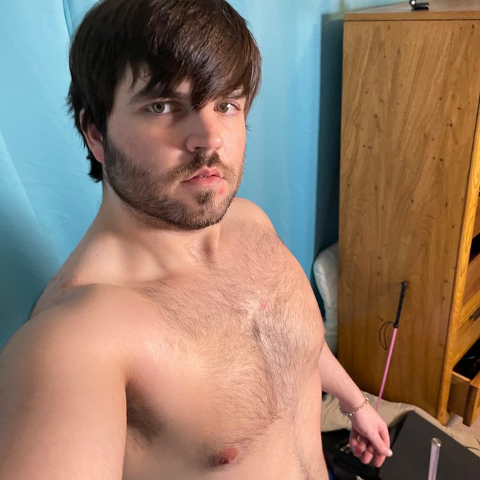 Finishing up my workout now I will be going live in about an hour or so. https://t.co/6vrVzGY4Pm