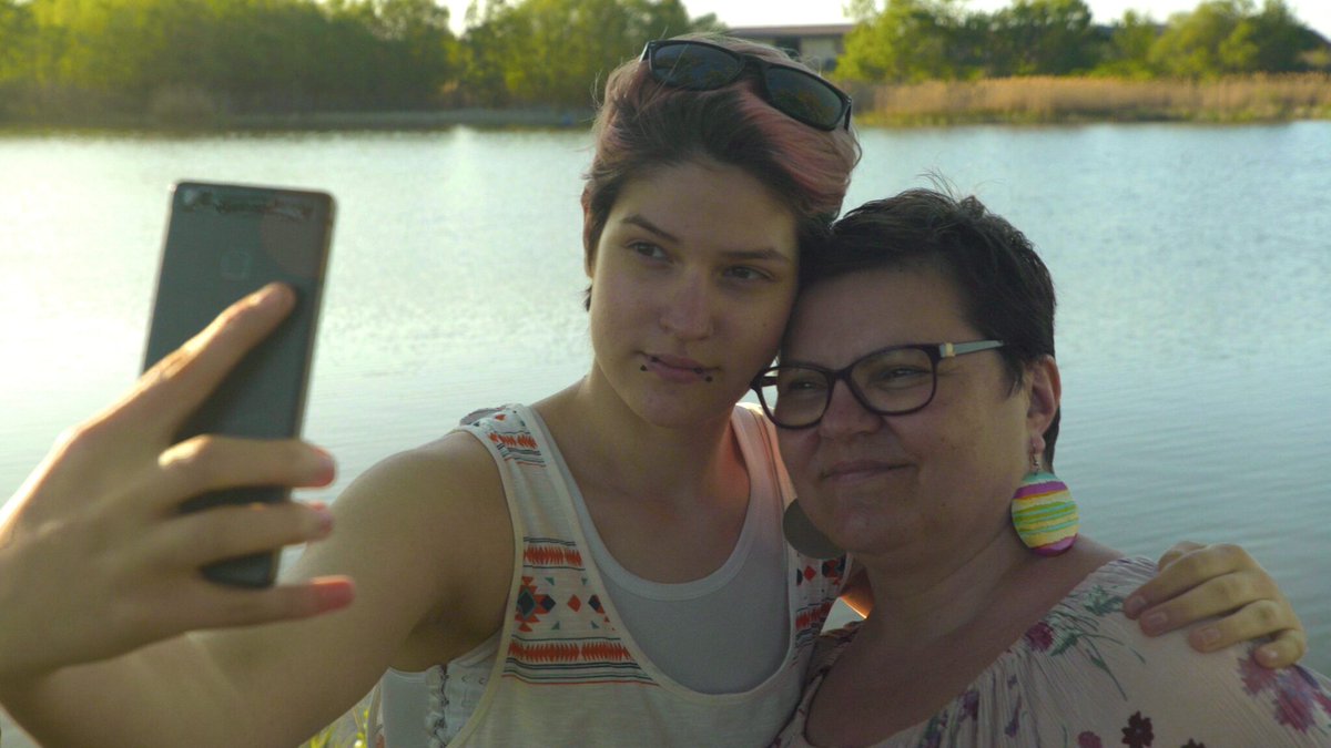 Gabrielgtzg's tweet photo. El #Documental  @ColorsOfTobi de la directora @AlexaBakony aborda el valor del amor de la familia y los constantes cambios y la jornada constante de las personas no binarias. 
@PremioMaguey @FICGoficial https://t.co/OnvhlU6Pqt