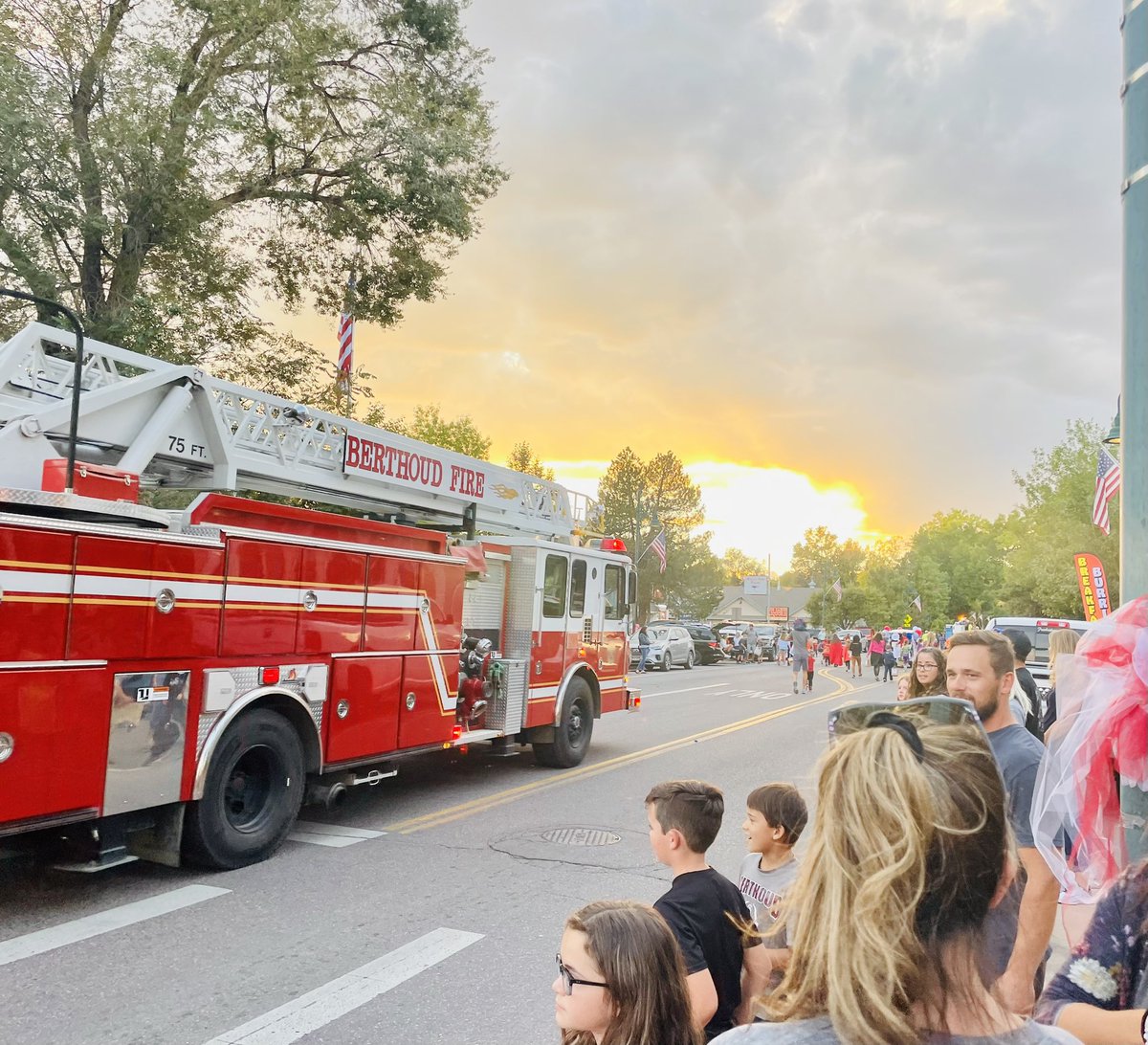 BerthoudFire's tweet photo. Great night for a small town parade! GO SPARTANS! 📣 https://t.co/0UNv9t6vES