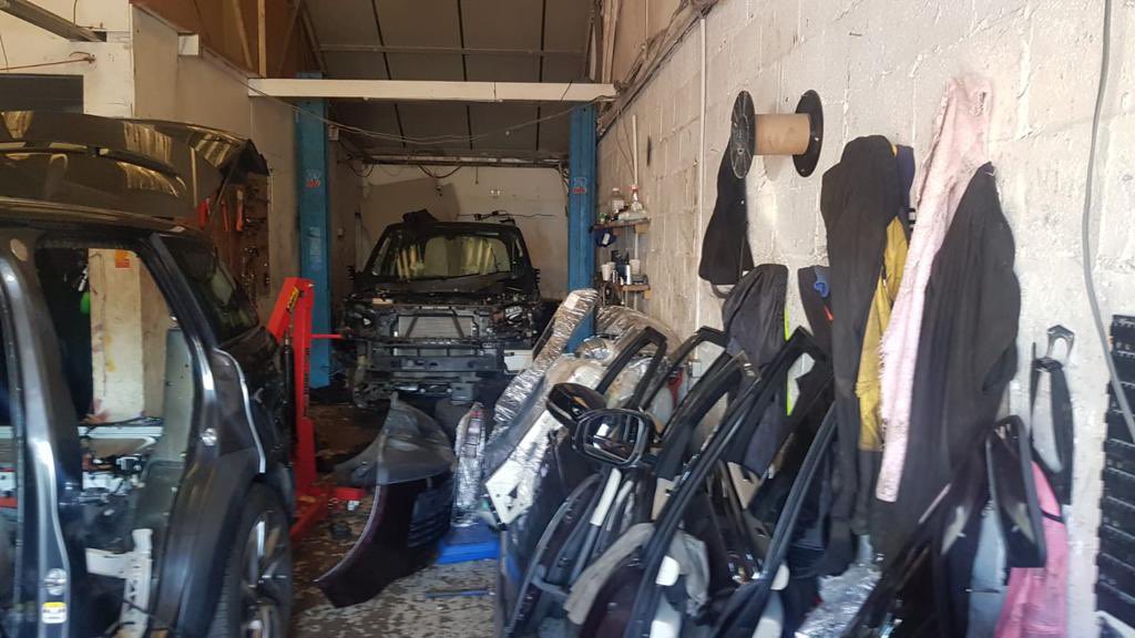 MPSRTPC's tweet photo. #EastRPT officers using their copper’s 👃🏾uncovered vehicle chop shop 🚘 🛠 @MPSBarkDag. 2 intact Range Rovers &amp; parts/paperwork for 4 others recovered. Investigation continues🕵🏻‍♂️ + stolen items reunited with victims.

Traffic Cops disrupting Organised Crime 🚔 🤙🏻

#TDJ  #B2 🤝 #B4 https://t.co/N875KoNfKN