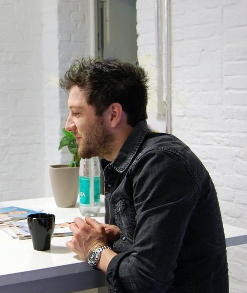 Matt_Cardle_AG's tweet photo. 📸 A #ThrowBackThursday photo just for you! #tablechat #anotherinterview #MattCardle ☕️ https://t.co/s9e1R1XDoy