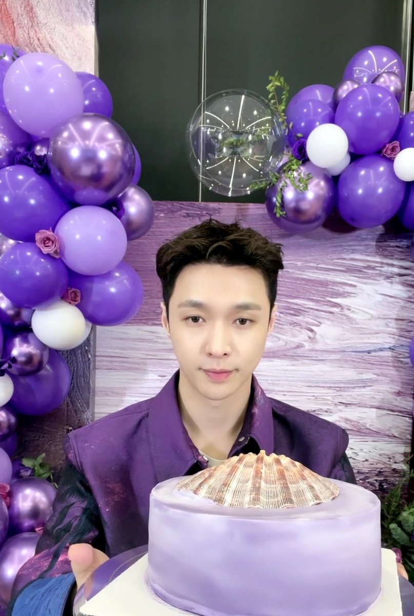 Mandaa1294's tweet photo. Happy Lay Day💜 https://t.co/KW6DFWq6RJ