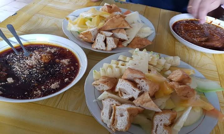 SrigalaxMalam's tweet photo. Bismillah..
Tetap jaga kesehatan..tetap bahagia dan terus bersenang senang 😍😜 cuuzzz Rujak Semeru Malang..imun alami nih. Sehat &amp; Halal 
#kulinermalang
Polisi
#Malang https://t.co/7uDtShkwug