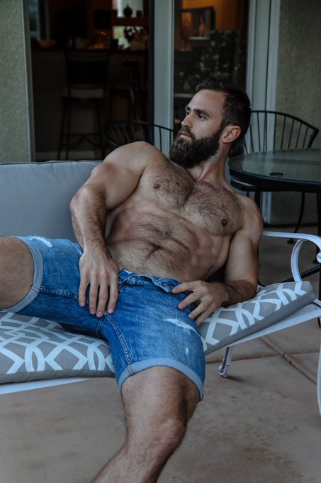 Jeans or jeans shorts. Comment ⬇️ https://t.co/Z9YiLKc0pe<a href="/tag/lgbtq"class="tags"><span>#lgbtq</span></a><a href="/tag/hairychest"class="tags"><span>#hairychest</span></a><a href="/tag/hairygay"class="tags"><span>#hairygay</span></a>
