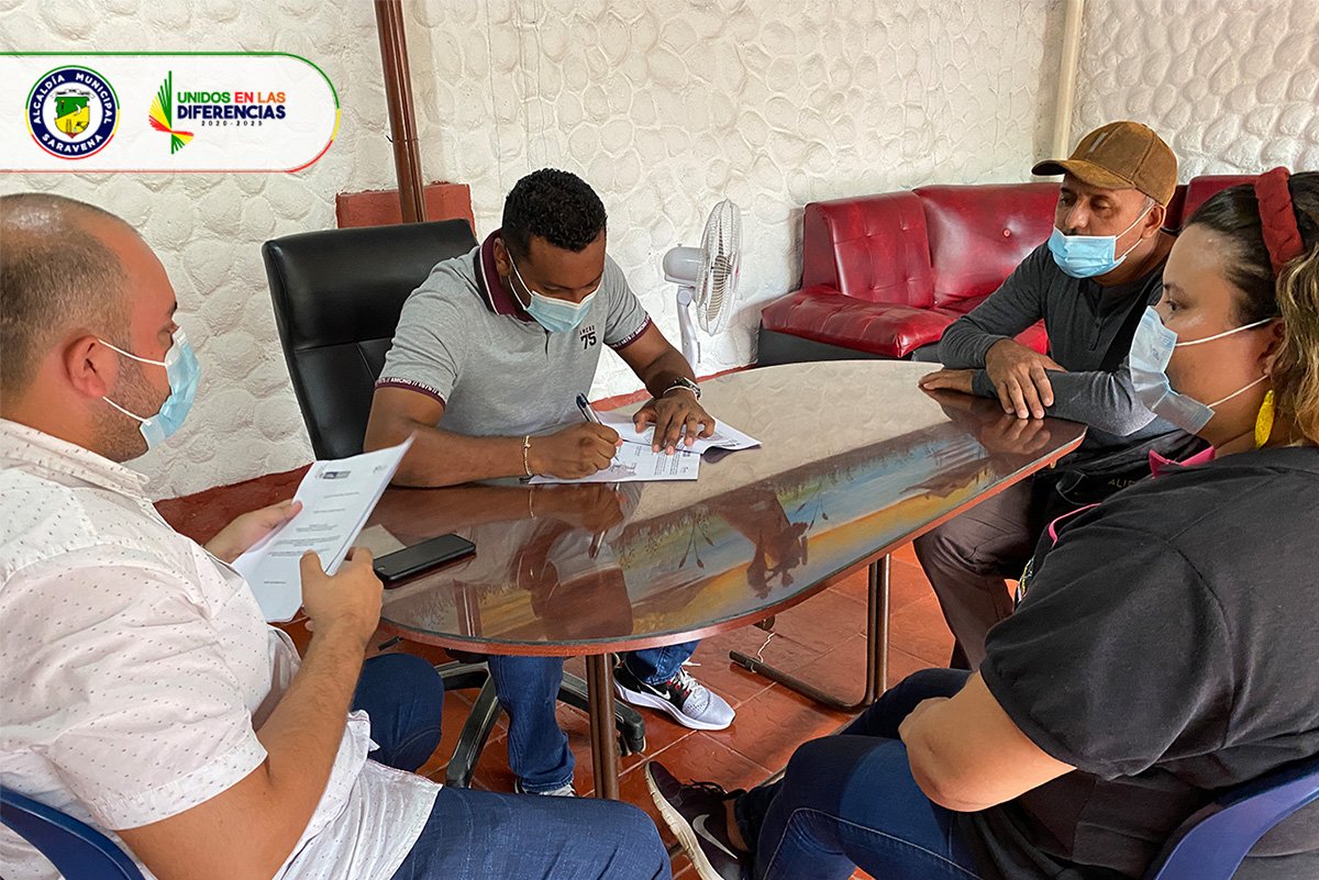 AlcSaravena's tweet photo. Con alegría firmamos 3 convenios de alianzas productivas por valor $1.585 millones de pesos con el @Ministerio de Agricultura y @Gobernación de Arauca, que beneficiará a 105 productores del municipio en cacao y psicultura.

Seguimos y seguiremos trabajando #UnidosEnLasDiferencias https://t.co/2VRU1A66aL