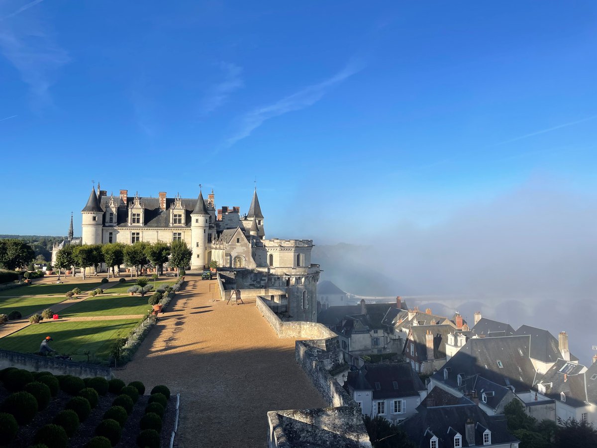 ChateauAmboise's tweet photo. #jeudiphoto 📸💕
Le brouillard tire sa révérence... ☀️ 
#Amboise #Touraine #ValdeLoire https://t.co/mFbSxkSsMQ