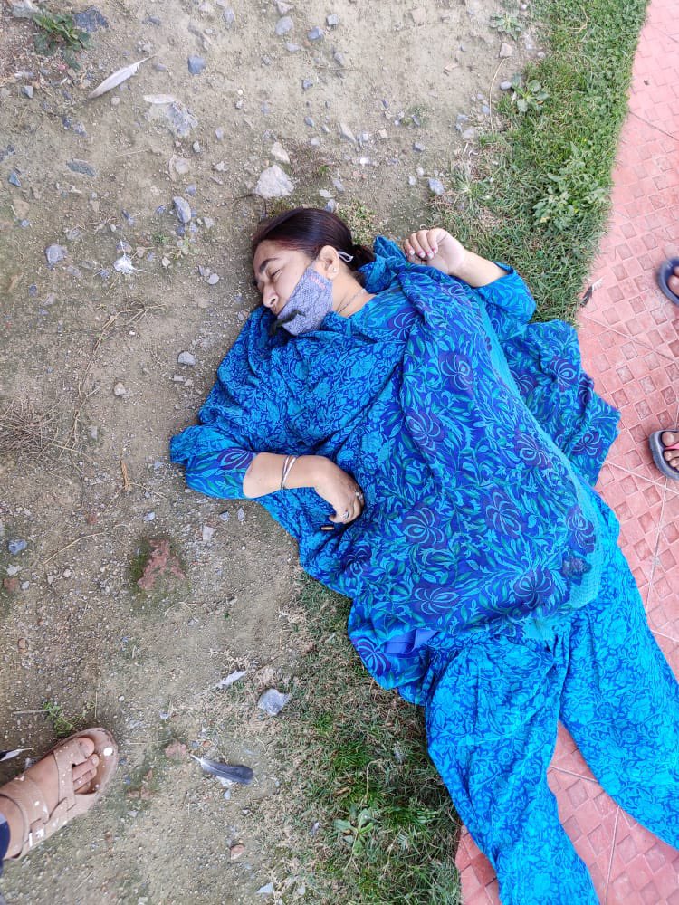 shrutiv_vyas's tweet photo. Two days after the gunning of #MakhanLalBindroo the blood bath continues in Kashmir. 
Principal Satinder Kour
and Teacher Deepak Chand have been shot at Sangam school, both residents of Allochoibagh. https://t.co/rDtkiMh6TX
