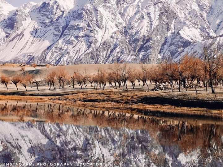 TravellingInPak's tweet photo. Katpana Lake Skardu Gilgit Baldistan Pakistan.❤️😍🇵🇰🔥 https://t.co/bCE0Nae3rD