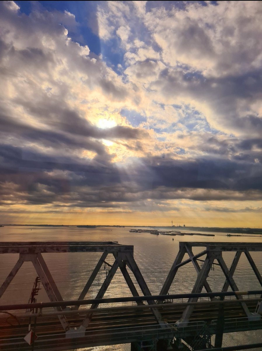 SimplytheBabs's tweet photo. Goedemorgen! #Hollandsdiep #thursdayvibes #sunrise https://t.co/b3UeG14rZz