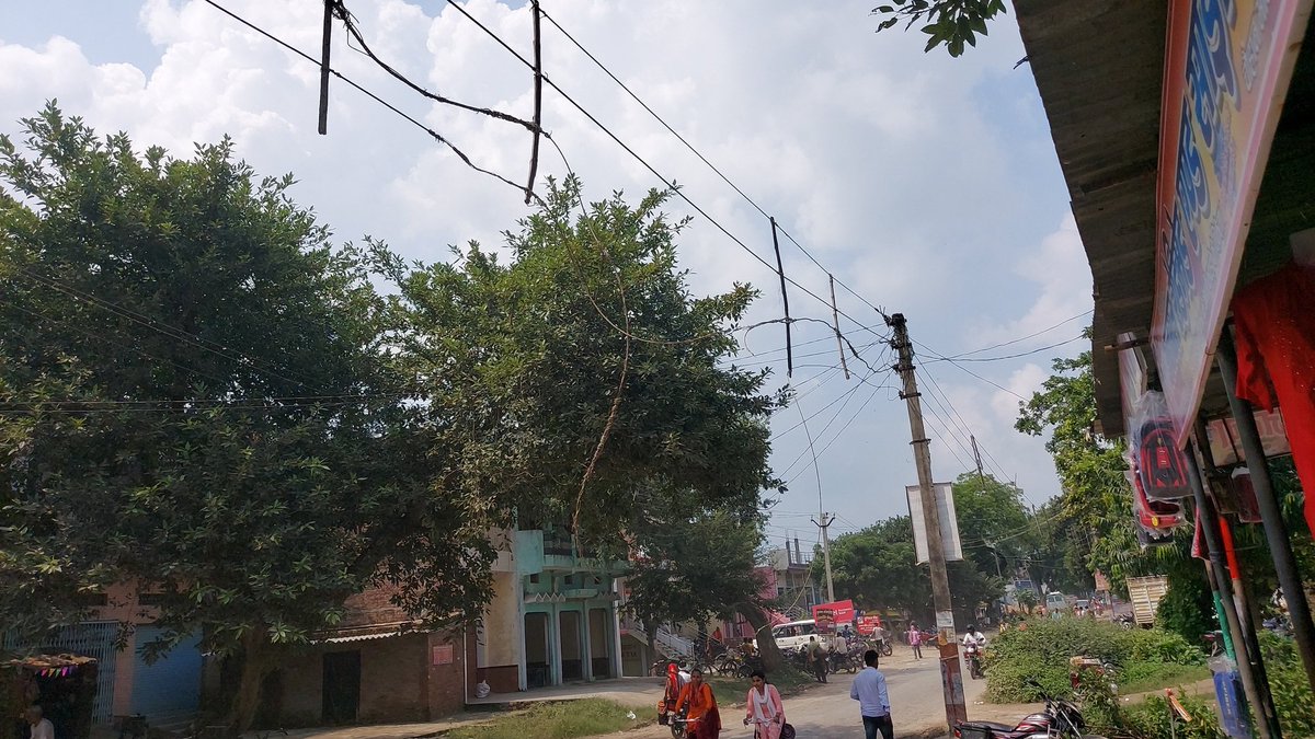k54706283's tweet photo. @ptshrikant sir hamare yaha ka tar toot gaya dullahpur Chouhan market 275202 hamara contact number 9555941363 https://t.co/cUX0jSJ7jm