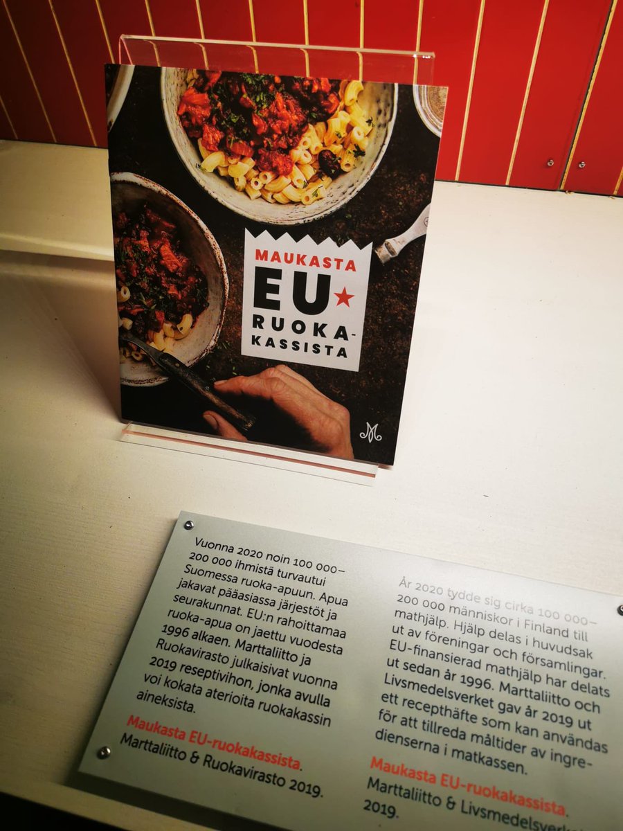 piiaaho1's tweet photo. Me päästiin museoon! @Marttaliitto tuottama Maukasta EU-ruokakassista -reseptivihko löytyy Hotelli- ja ravintolamuseon uudesta hienosta näyttelystä. Kiitos hyvästä yhteistyöstä @Ruokavirasto reseptivihon levittämisessä. @arkisujuvaksi @lapsiperhearki #ruoka-apu @STEAtekoja https://t.co/azWBmw0bkp