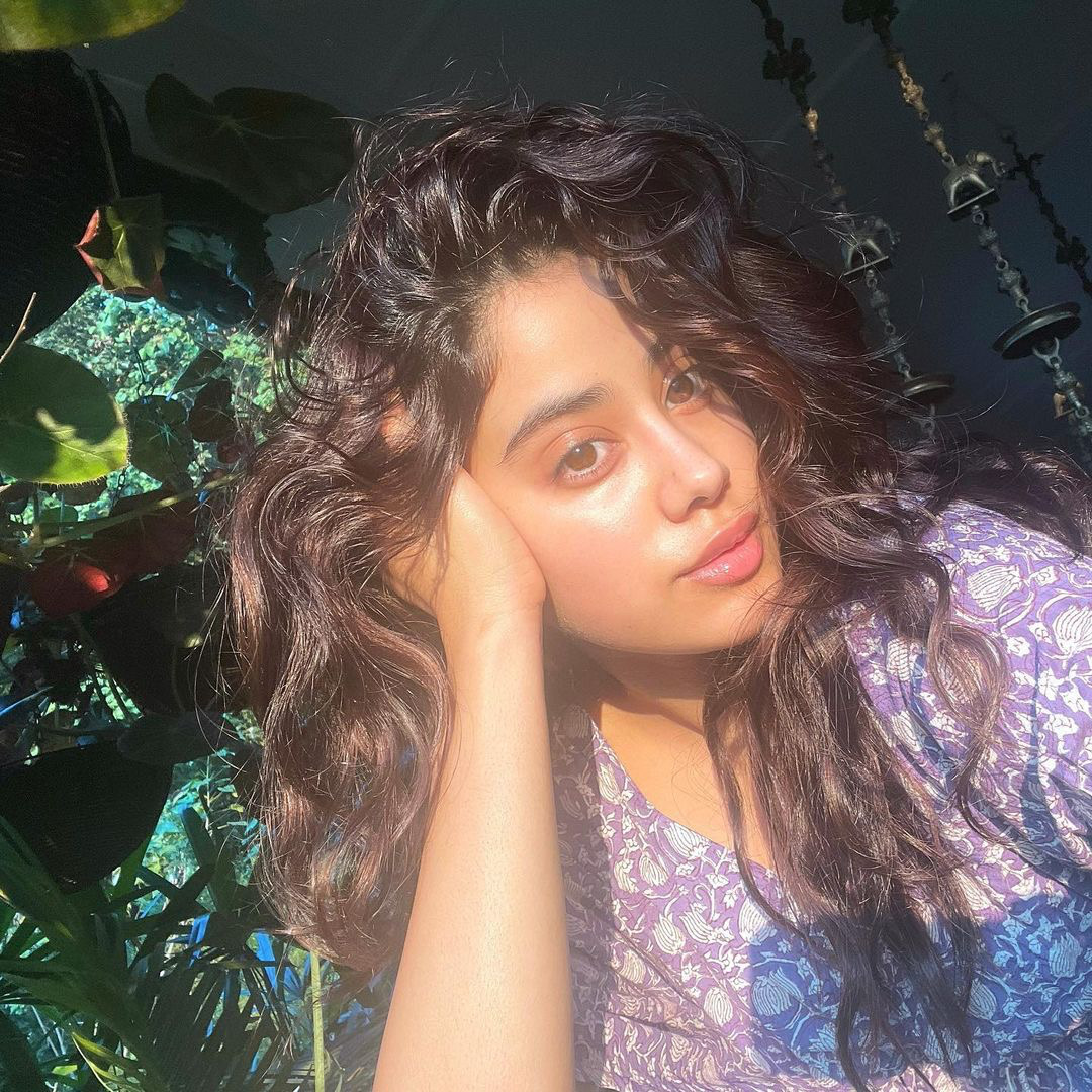 That ☀️-kissed glow is dream! What's your #skincarehack for glowing skin?

#janhvikapoor #celebs #Bollywood