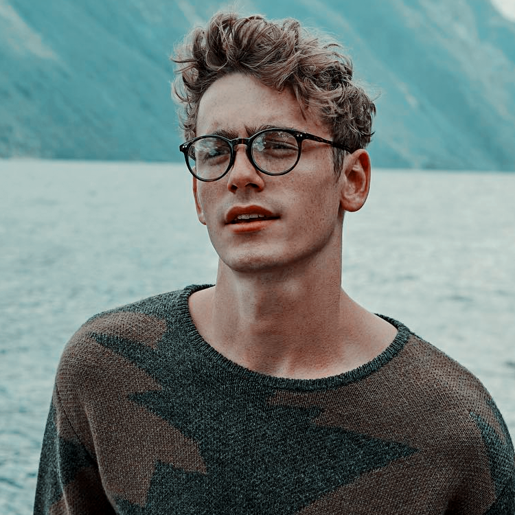lullingcrescent's tweet photo. Is doing a horrible James impression. 

Or spot on, whichever. 

'Blah blah blah, I'm six foot, blah blah, I'm a Quidditch prodigy, blah blah, glasses make me look smart-' https://t.co/kJrim48oEq