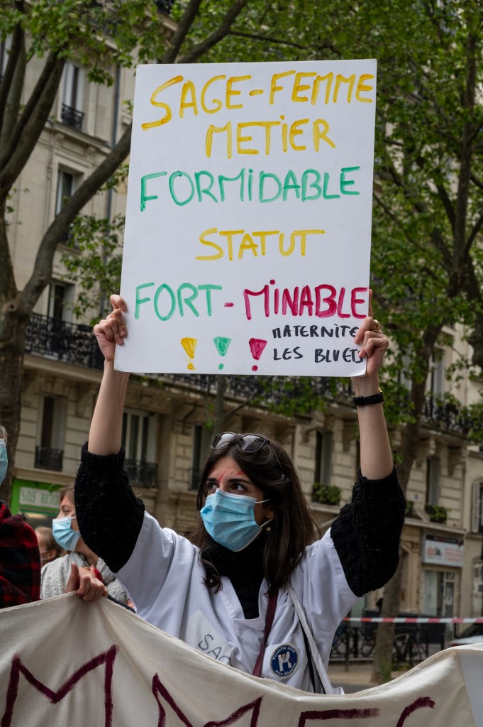 FC_actu's tweet photo. Pas assez nombreuses pour des compétences qui s'accroissent : les sages-femmes manifestent à Paris pour une meilleure reconnaissance salariale et statutaire, au-delà des primes promises par le gvt. A bac+5, 1600€ net / mois en début de carrière #journal7h https://t.co/kjoaYgtC8o https://t.co/EAwCmWNJGm