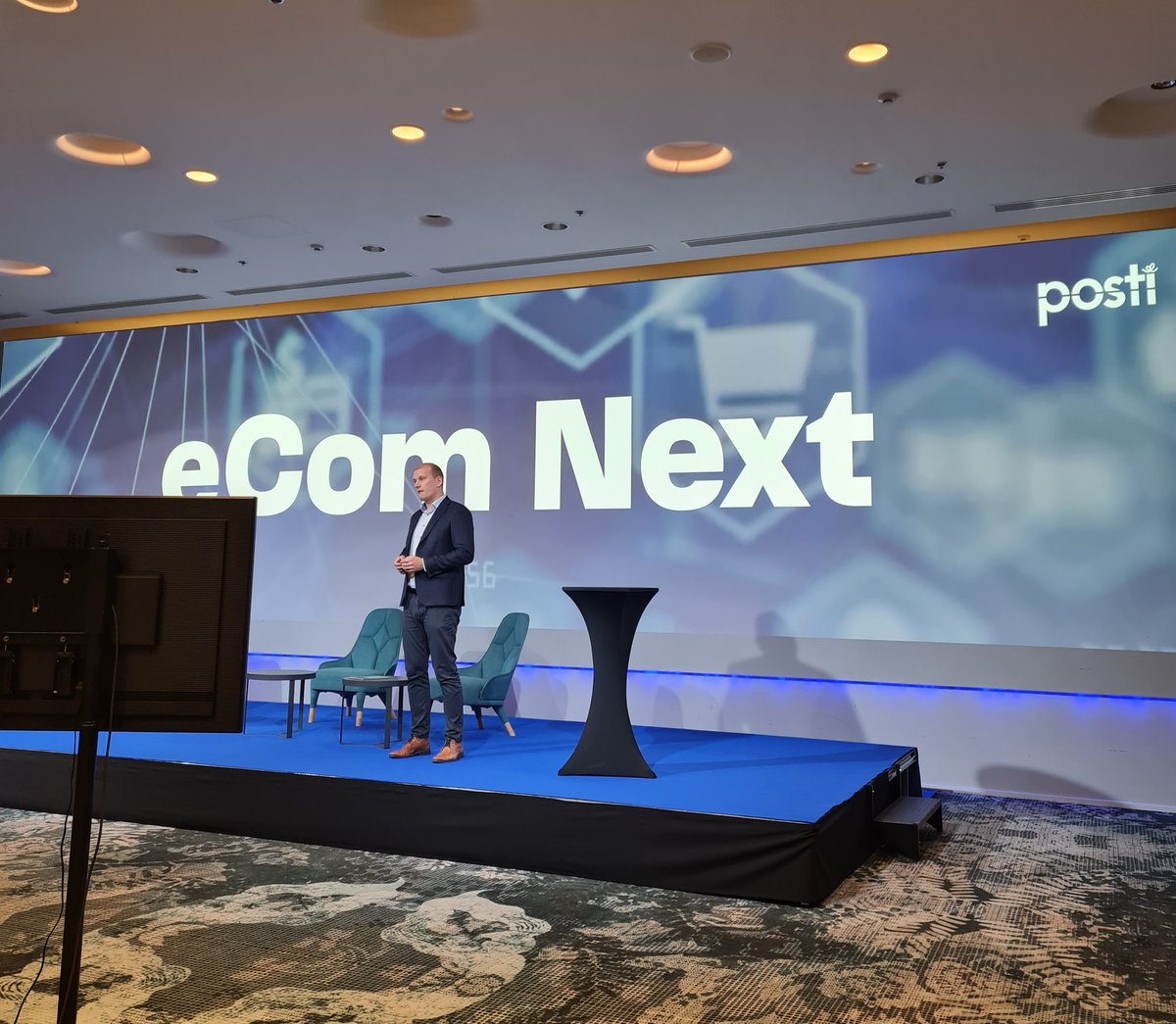NJagerhorn's tweet photo. Ennätysmäärä osallistujia kuulolla, kun @ArttuHollmerus avaa tämän vuoden #eComNext -tapahtuman ⭐ #Vastuullisuus vahvasti agendalla tänään niin verkkokauppatutkimuksen tuloksissa kuin päivän puheenvuoroissa. 💪 #posti #verkkokauppa https://t.co/gRbiYGsXTj