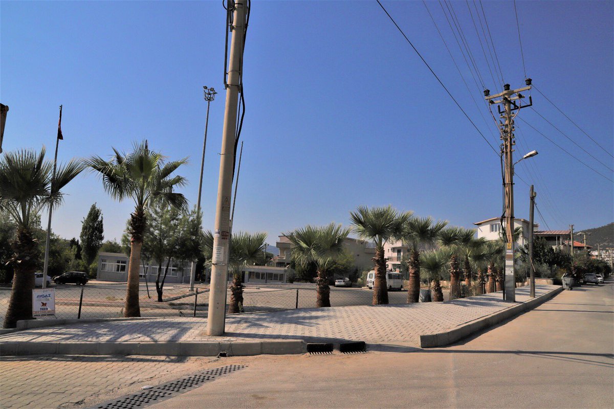 Vatandaşlarımızın geçmiş dönemlerden itibaren talep ettiği Özdere Orta Mahalle 29 Ekim Caddesi terminal çevresinde kaldırım çalışmalarımızı gerçekleştirdik.  Fen işleri müdürlüğümüze bağlı ekiplerimiz tarafından yaya ve taşıt trafiğini rahatlatacak çalışmalarımıza devam edeceğiz.