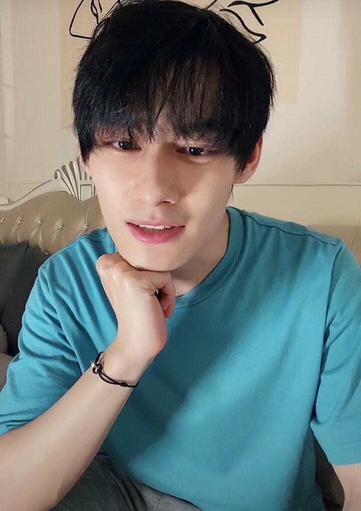 XichengEveryday's tweet photo. SICK  (กาวเพิ่มจากไลฟ์เมื่อวาน)
'เสี่ยวเฉิงไลฟ์เสร็จแล้วหรอ'
'เสร็จแล้วครับควานเกอ..อะแฮ่ม'
'เจ็บคอหรอ'
'อืมนิดหน่อย'
'เดี๋ยวเกอต้มน้ำให้...แล้วนี่มีไข้หรือป่าวให้เกอจับหน่อย'
'อื้อออ'
'เหมือนจะตัวรุมๆนะ...ไปนั่งรอก่อนขอเกอทำข้าวต้มให้เราก่อน'
'ดีจังเลยอ่ะ'
#ควานเฉิง https://t.co/pu1jrBXFVT