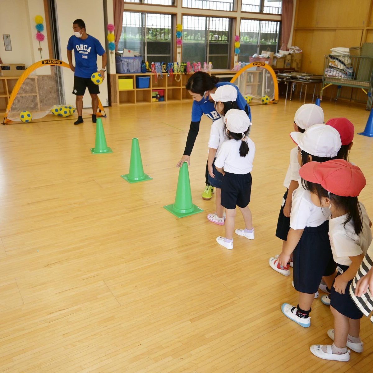 orcasmile2016's tweet photo. 今日は #西条こども園 で #スマコミ してきました〜😊⚽️
みんな元気に楽しんでくれました♪
【#約束事】
①コーチが話している時は、ボールをさわったり話したりしないで、よく聴くこと
②もし失敗しても #あきらめない で #チャレンジ すること

#オルカ鴨川FC
#オルカスマイルコミュニケーション https://t.co/2XdC1sU0Iv