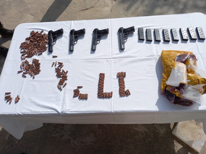 Konarknewsodia's tweet image. #JammuAndKashmir | #BSF Jammu has foiled a weapon smuggling attempt at #SambaBorder and #seized a large cache of #arms and #ammunition. The seizure includes four pistols, eight pistol magazines and 232 rounds.