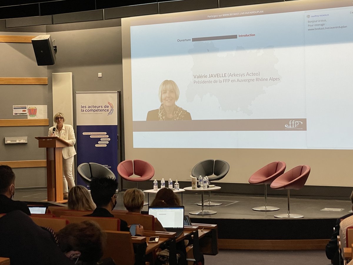 [Retour en image] Mot d’introduction par Valérie Javelle, Présidente du Groupe Arkesys   de la FFP AURA. La FFP change de périmètre et devient les acteurs de la compétence. En AURA, cela représente 230 entreprises et 250 établissements, acteurs clés de la compétence.