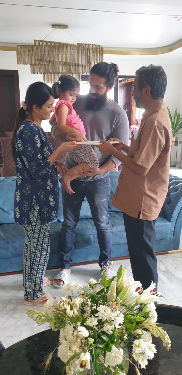 YashTrends's tweet photo. Public Tv Ranganath Sir Visited BOSS Home to invite his Daughter's Marriage

@TheNameIsYash 
#KGFChapter2 #YashBOSS https://t.co/nLUratZ6tg