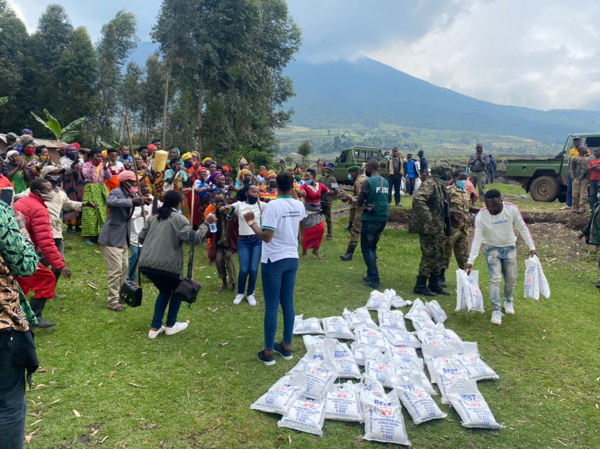 gohighcoffee's tweet photo. #Tbt to 24 September, World Gorillas Day when we helped the Rangers in Mgahinga National Park, Kisoro District with food (maize flour and Beans).
#Coffee #CoffeethatCares #Gorillla #GHC https://t.co/krVdVPZVyR