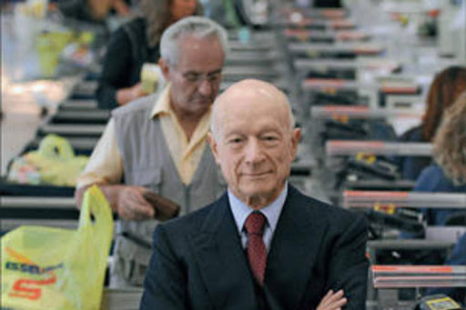 mariobianchi18's tweet photo. Il #7ottobre 1925 nasceva #BernardoCaprotti, imprenditore della ricca borghesia lombarda, famiglia legata al settore tessile. Dopo un anno negli Usa, nel 1957 il gruppo Rockefeller lo invita ad entrare in una join venture, la Supermarkets Italiani Spa: nasce la futura Esselunga. https://t.co/6cX9KvW14i