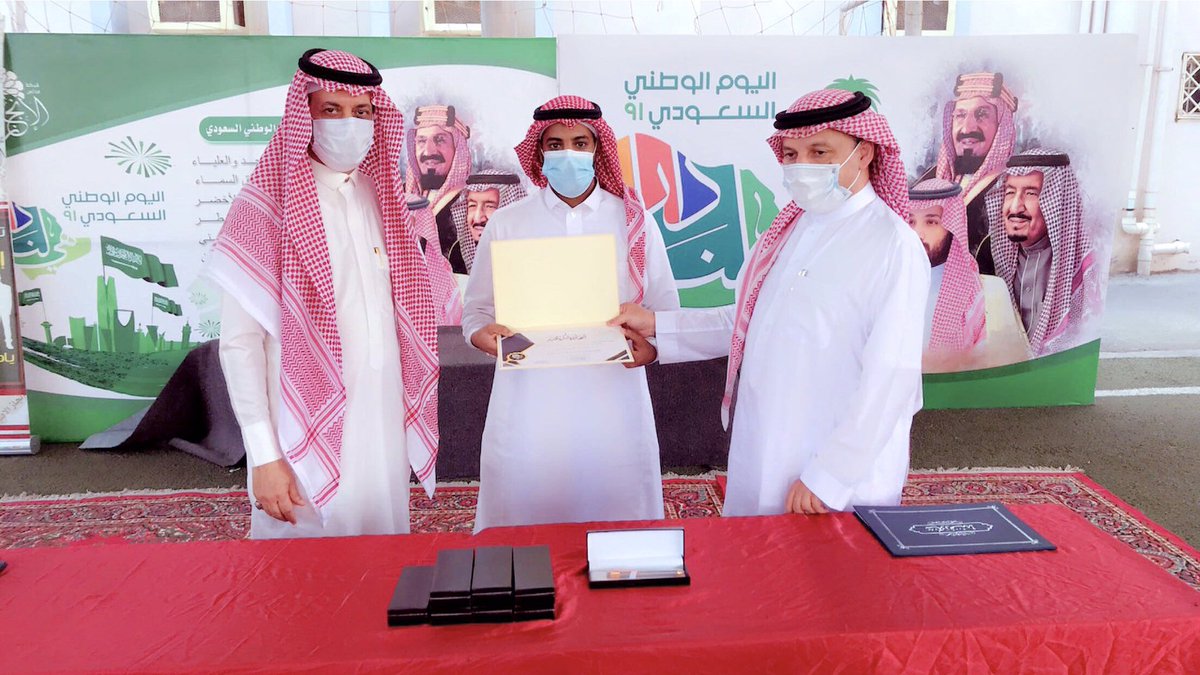 تشرفت ثانوية الانجاز بالهجرة بزيارة الاستاذ / علي الثقفي التفقدية لسير العملية التعليمية والتربوية وتكريمه للمعلمين بمناسبة 
 #اليوم_العالمي_للمعلم