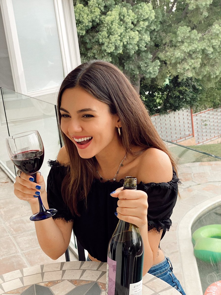 VictoriaJustice's tweet photo. 🥰🍷 https://t.co/Rozc3setqi