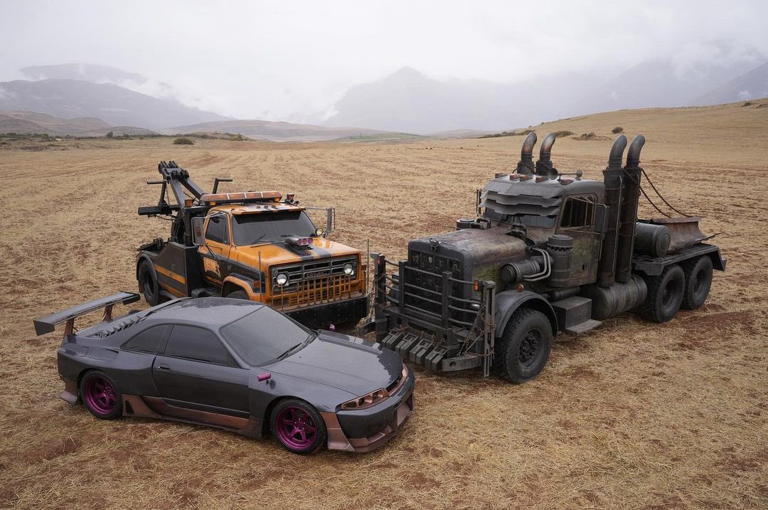 Sutradara Transformers: Rise of the Beasts, Steven Caple Jr. ngerilis dua foto BTS yang menunjukkan para 'cast' utama yang terdiri dari para Autobots dan 3 kendaraan lain yang belum diungkap klannya.

#TranformersRiseOfTheBeasts