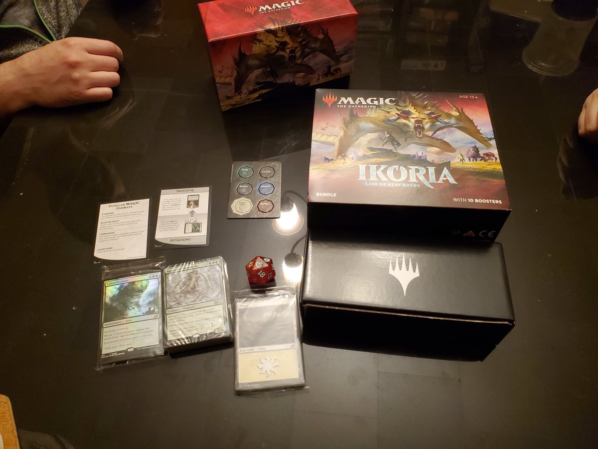 spidershauna's tweet photo. @wizards_magic I just bought this bundle at Target as a gift for @alarthame and this is what was in it. Where's the booster packs? What gives? #fail #magic #mtg #mtgbundle https://t.co/BTUFe0ml2M